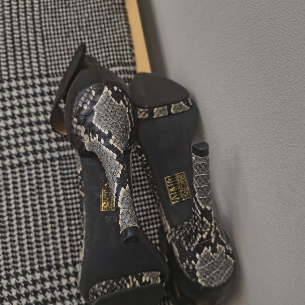 Crown Vintage Black and Gray Patterned Heels - Picture 2 of 4